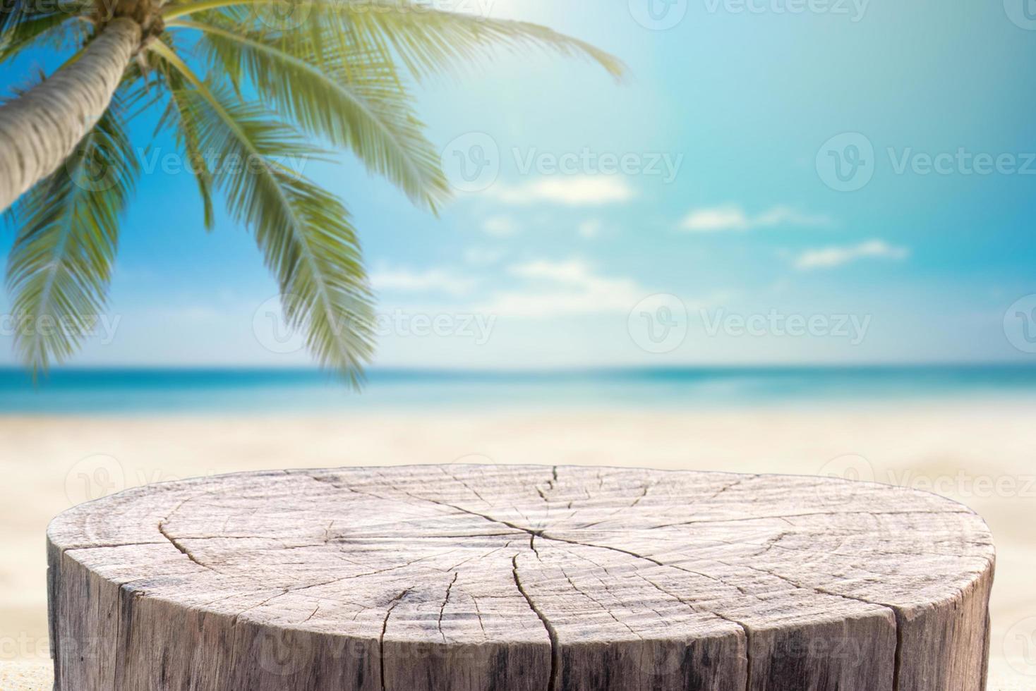 mesa de toco na praia de areia foto