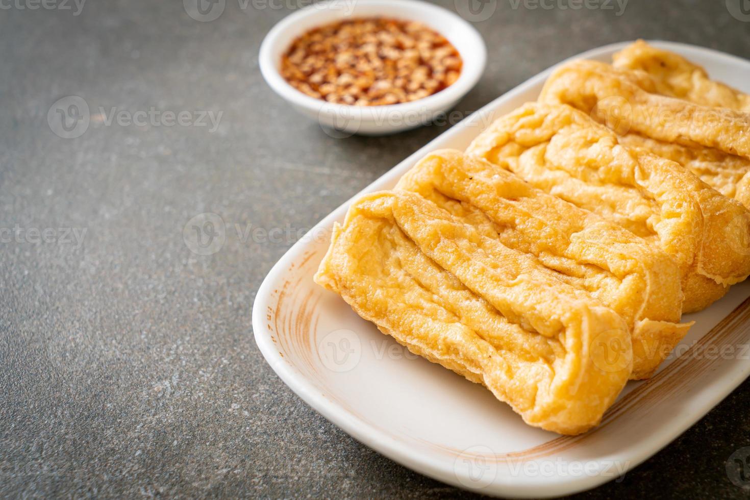 tofu frito com molho - estilo de comida vegana e vegetariana foto