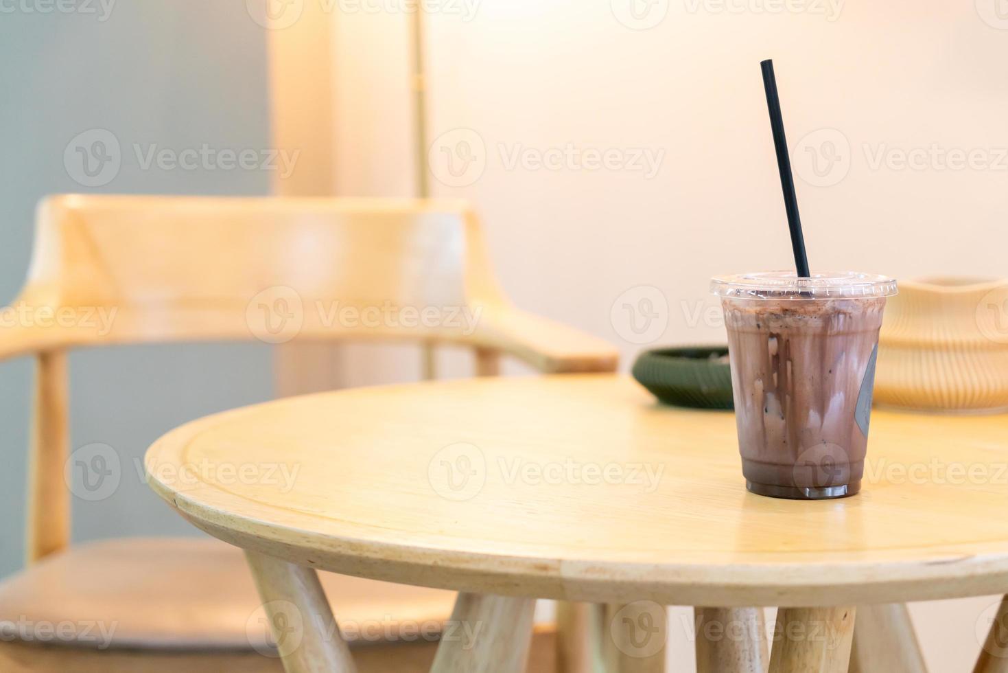 Milkshake de chocolate gelado em cafeteria foto