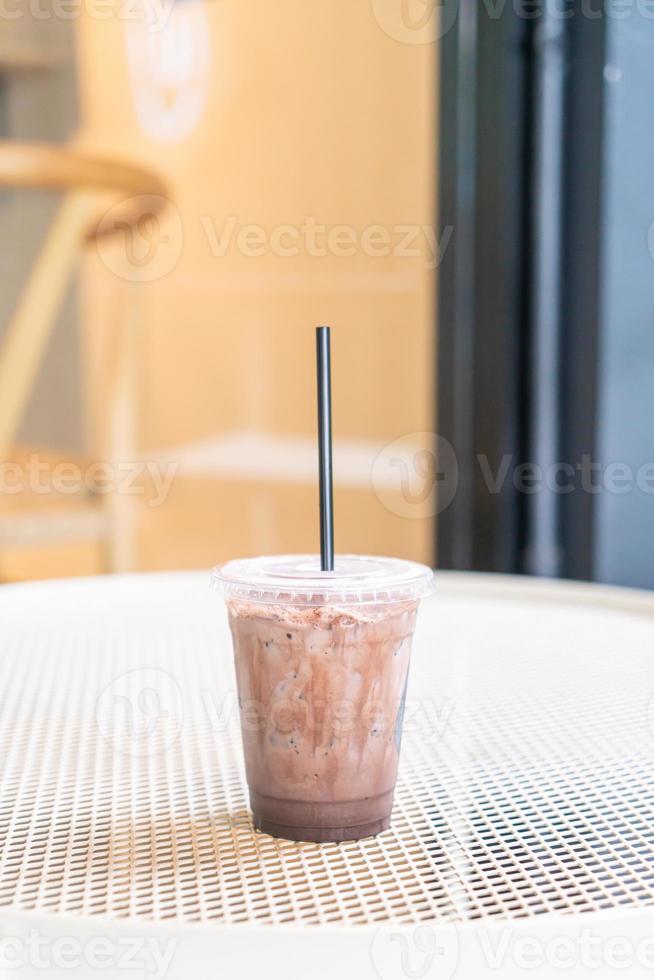 Milkshake de chocolate gelado em cafeteria foto