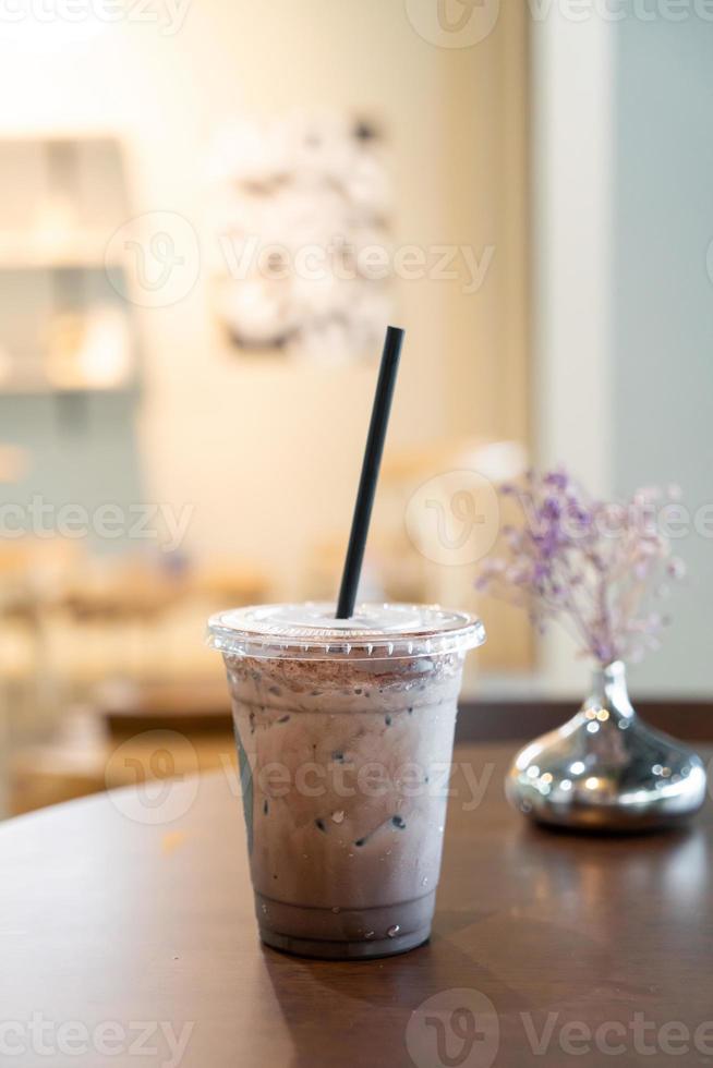 Milkshake de chocolate gelado em cafeteria foto