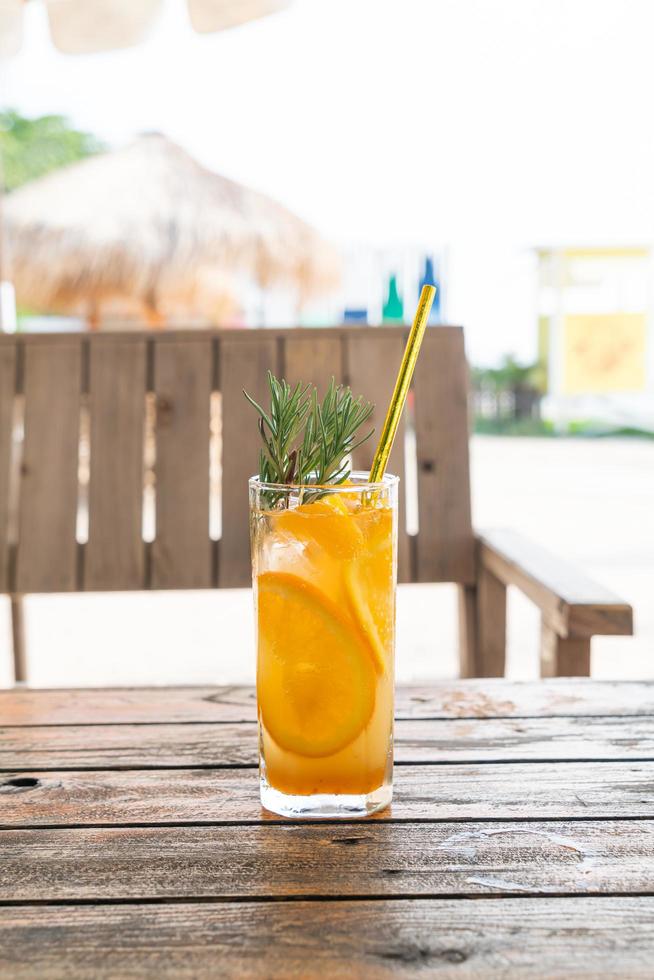 refrigerante de suco de laranja com alecrim em café restaurante foto