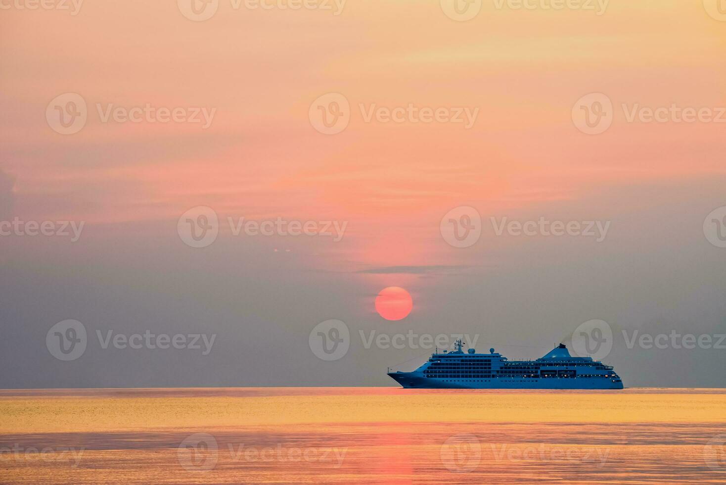 viagem de cruzeiros navio dentro a oceano às pôr do sol foto