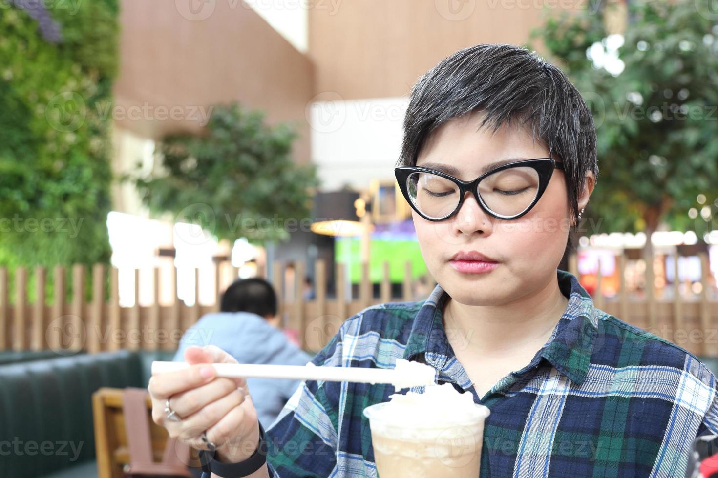 mulher comendo café foto