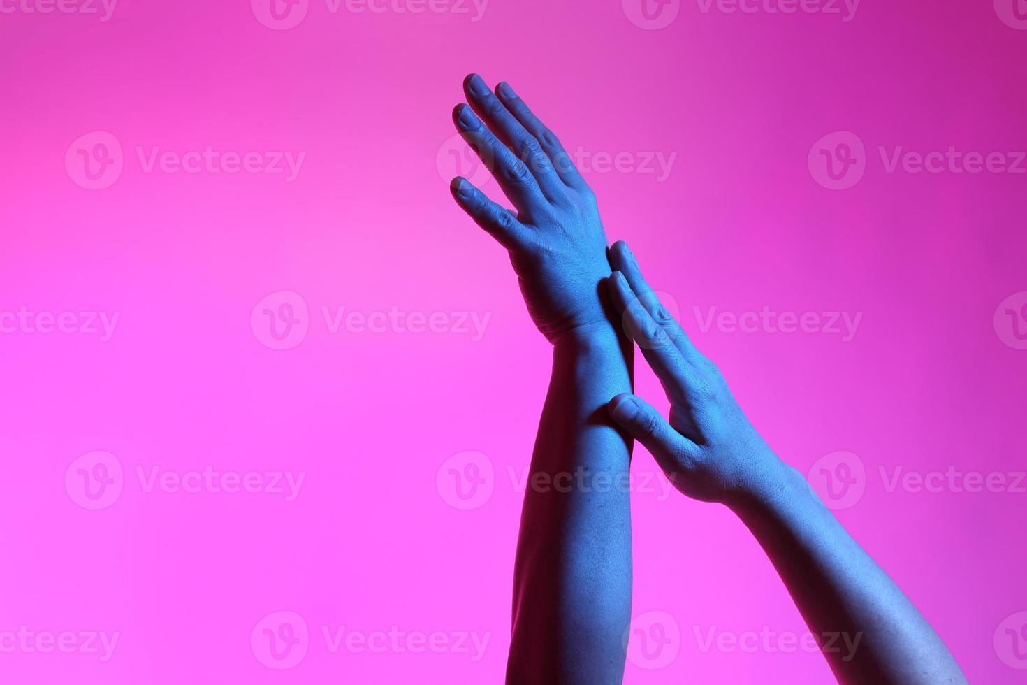 mãos em luz vívida foto