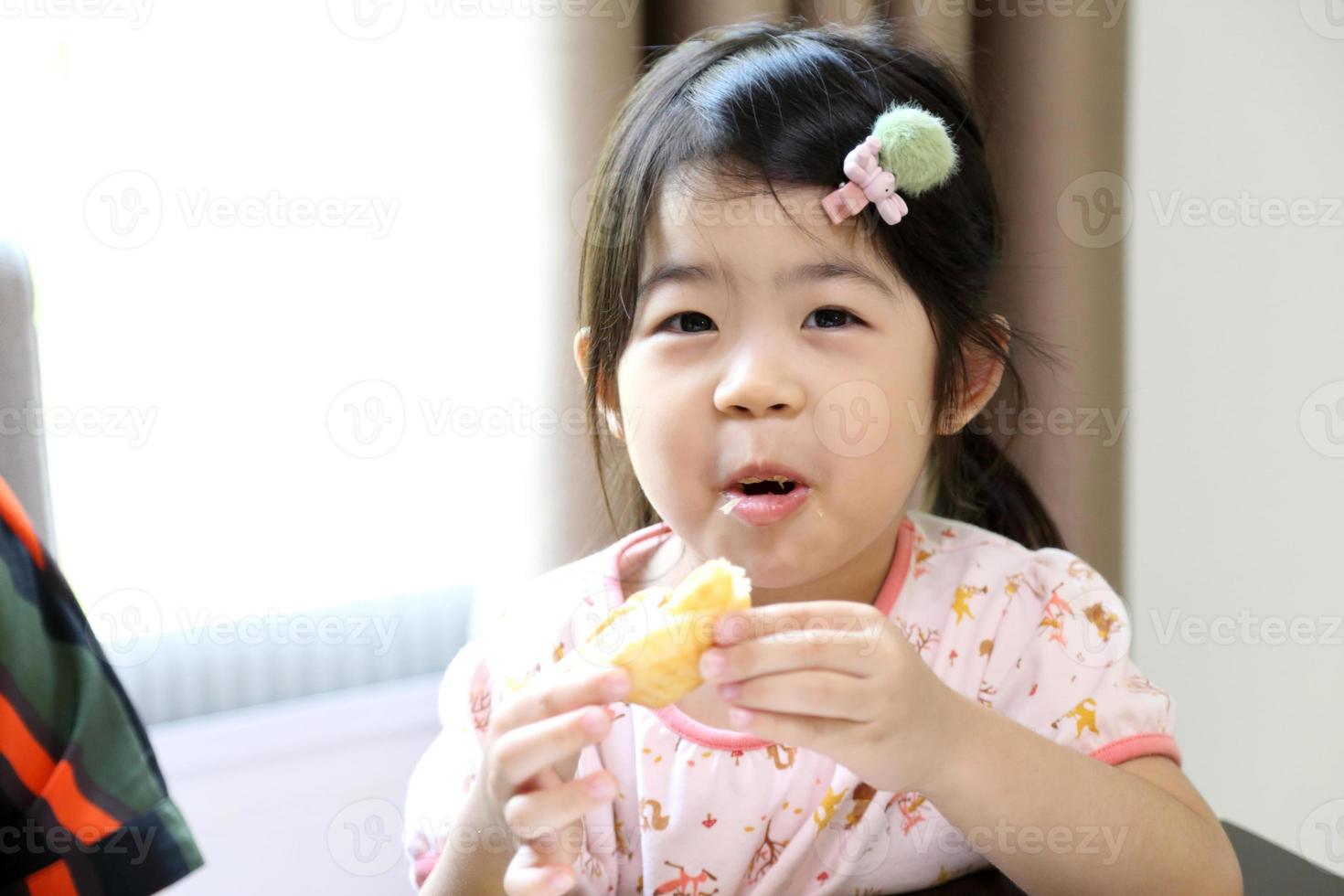 criança gosta de comer foto