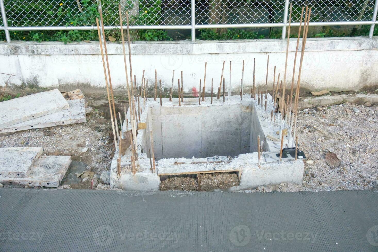 bueiro inacabado mostrar aço varas com ferrugem fez a partir de concreto foto