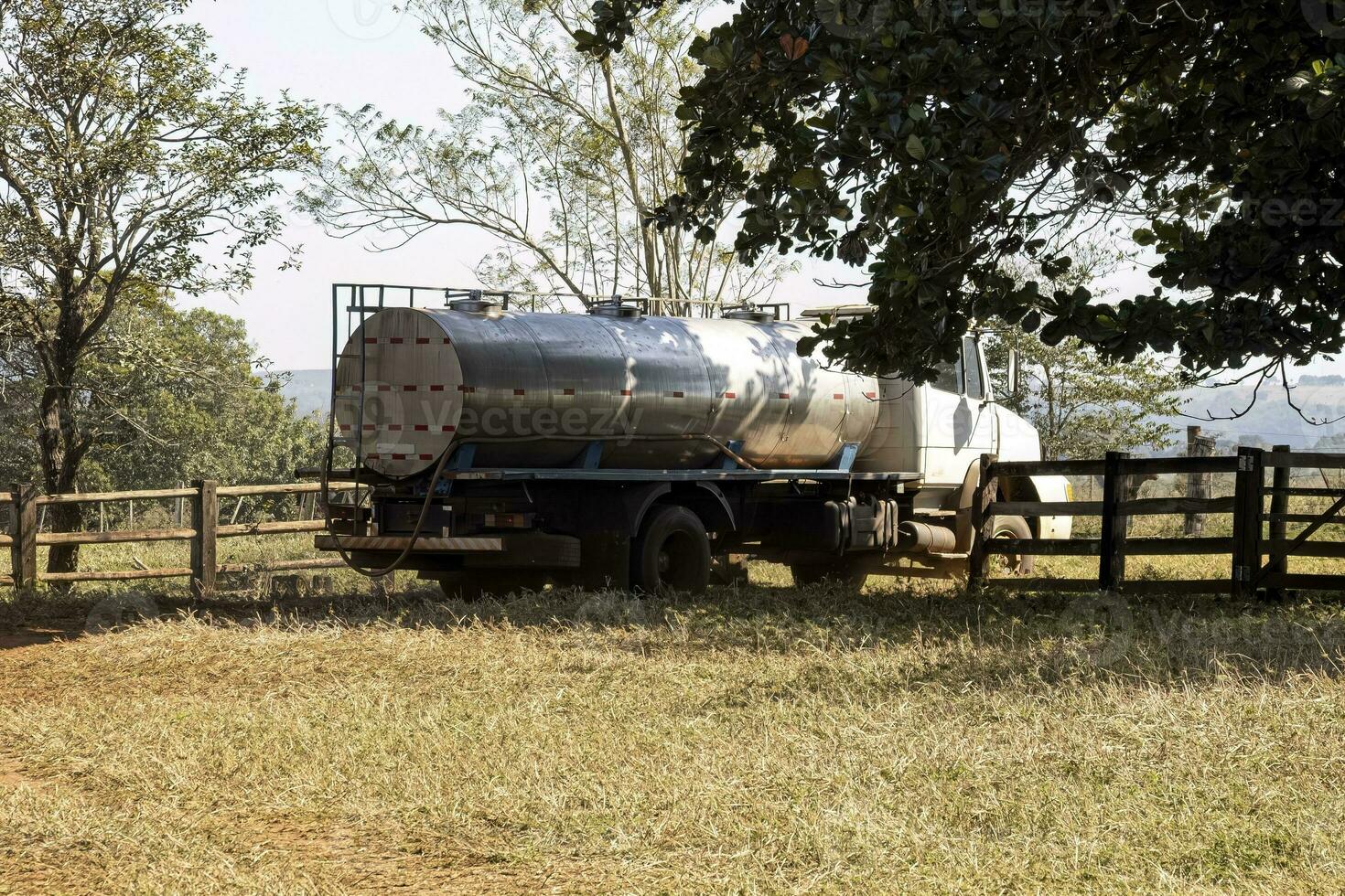 leite caminhão veículo em uma Fazenda foto