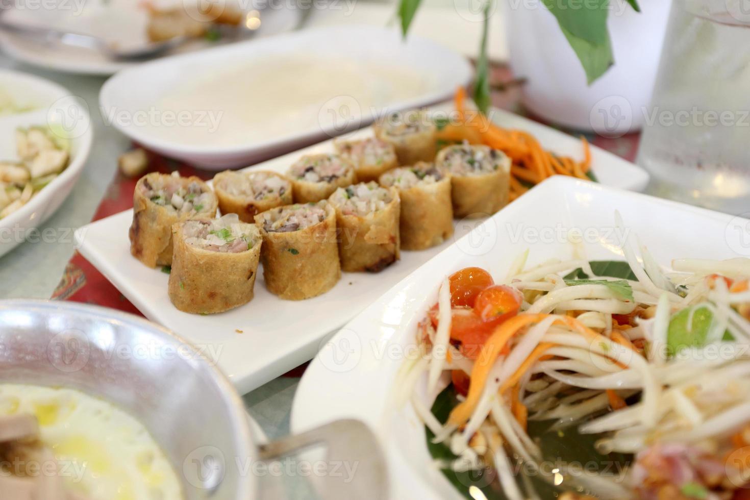 deliciosa comida vietnamita foto