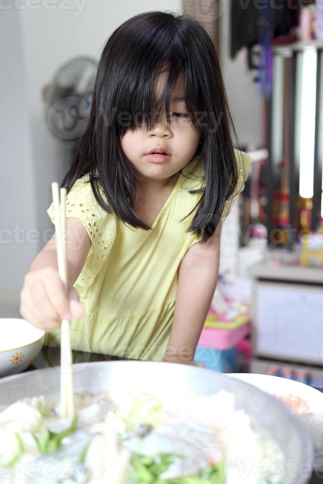 criança comendo comida foto