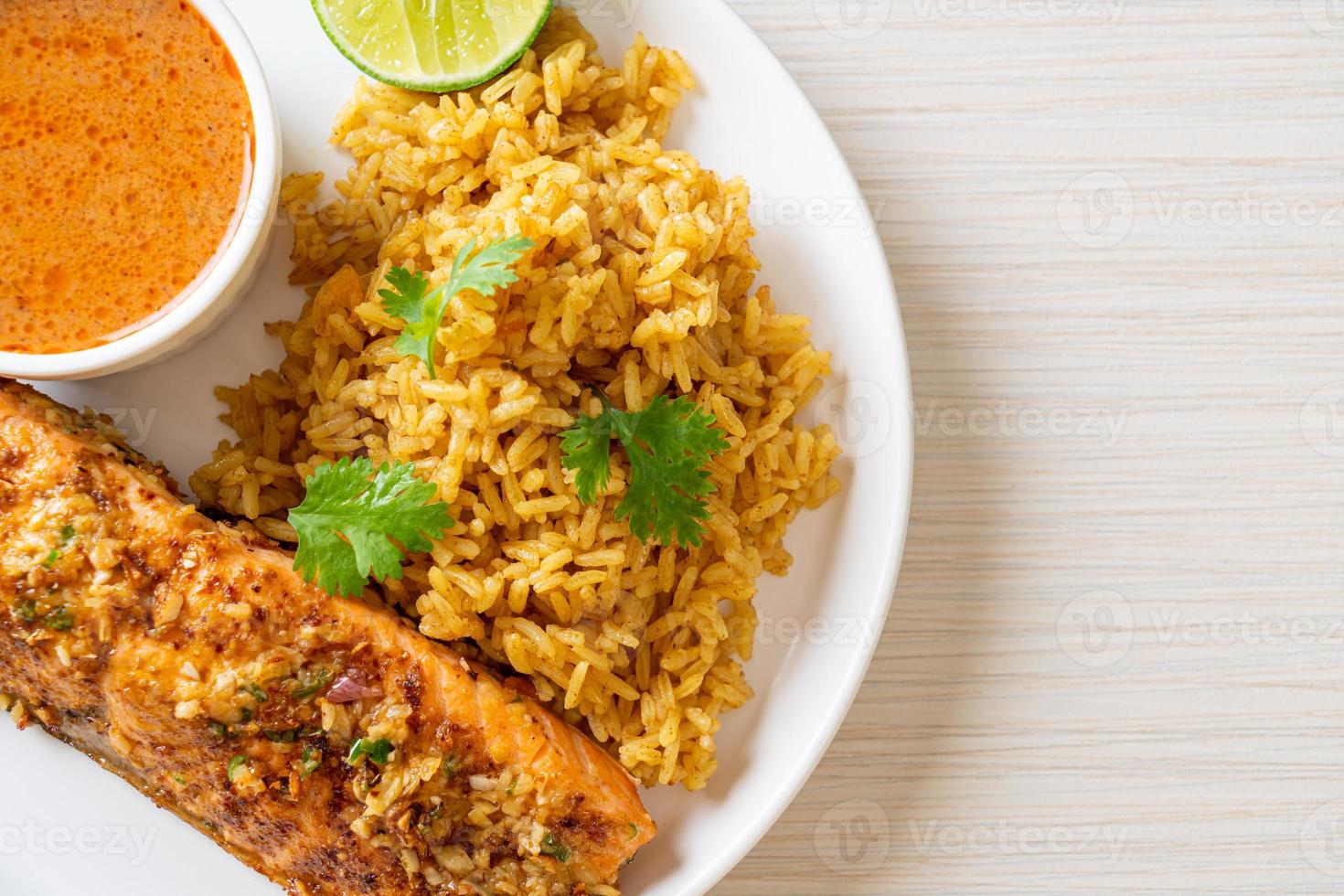 Tandoori de salmão grelhado na frigideira com arroz masala - estilo de comida muçulmana foto