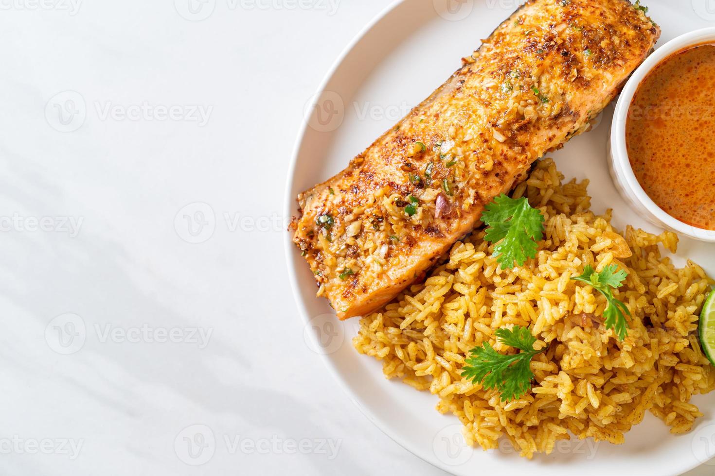 Tandoori de salmão grelhado na frigideira com arroz masala - estilo de comida muçulmana foto
