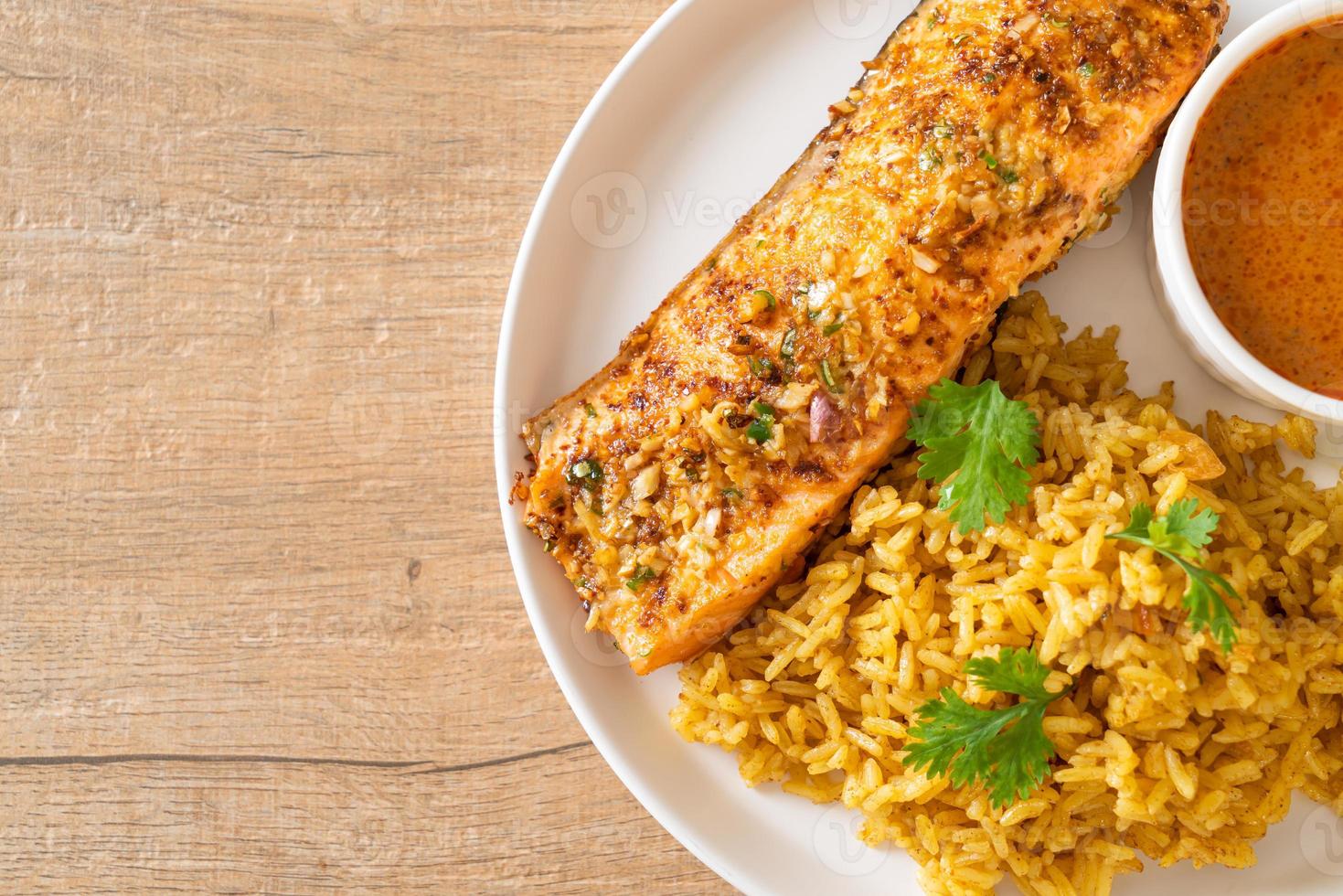 Tandoori de salmão grelhado na frigideira com arroz masala - estilo de comida muçulmana foto