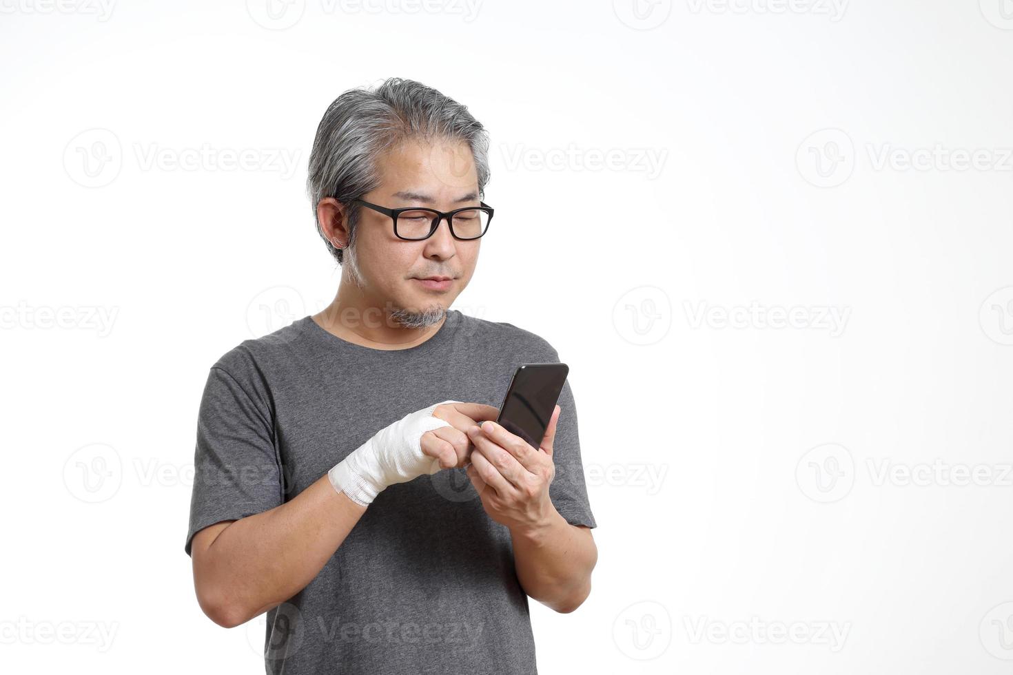 homem com mão ferida foto