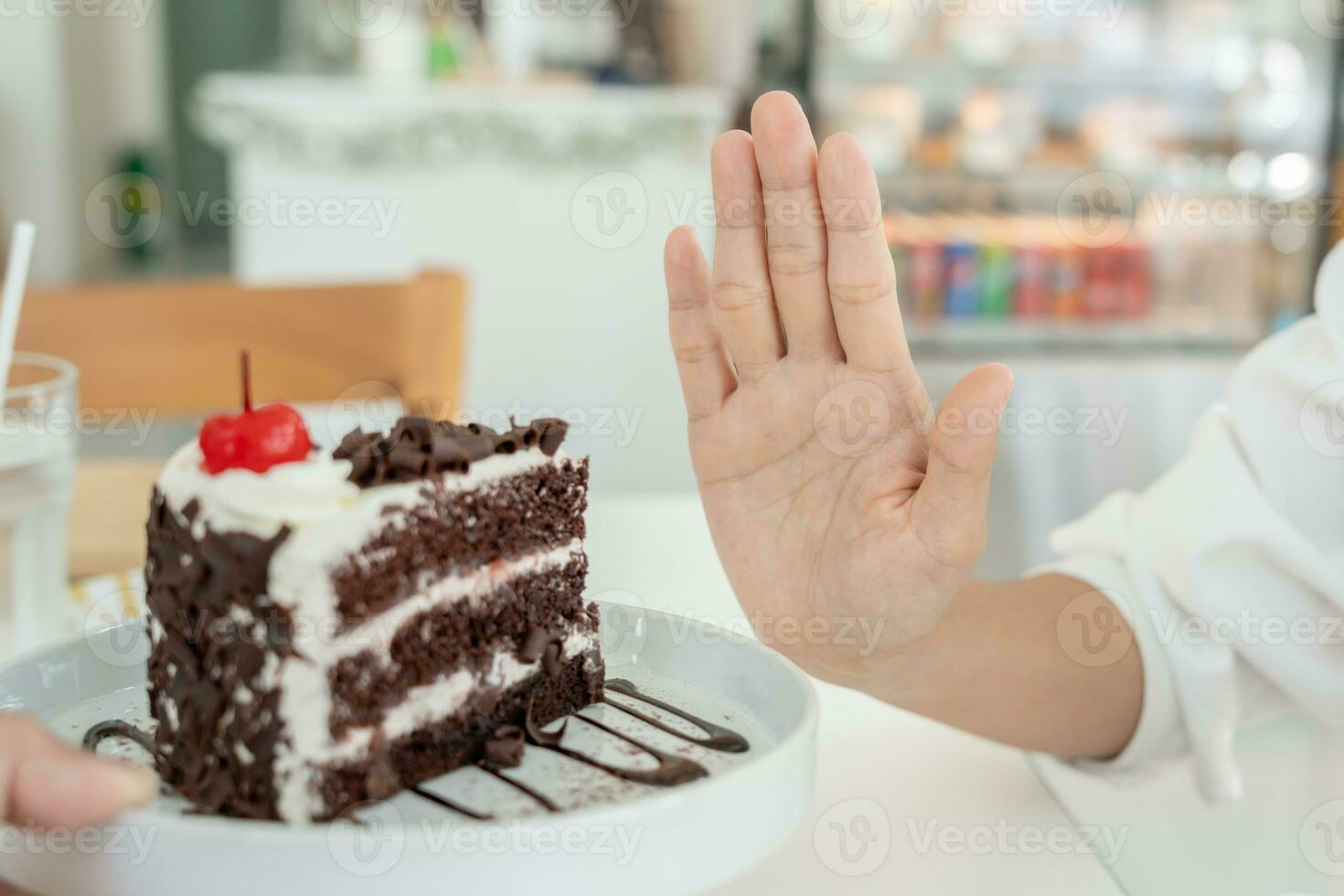 fino fêmea corpo confundir chocolate bolo. mulher dentro restaurante atinge peso perda objetivo para saudável vida, louco sobre magreza, fino cintura, nutricionista. dieta, corpo forma. foto