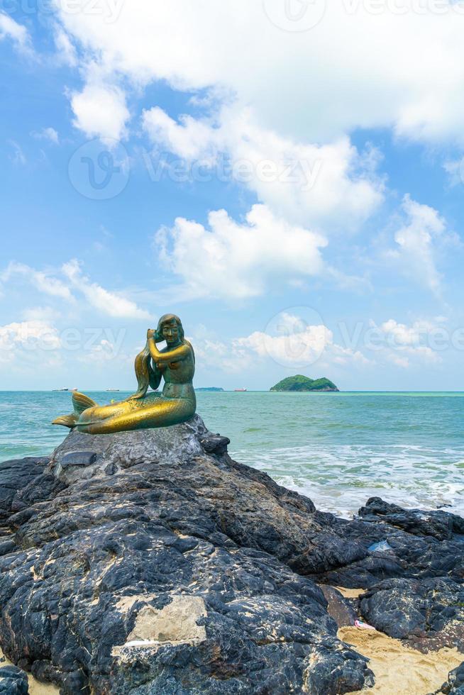 estátuas de sereia dourada na praia de samila. marco de songkla, na tailândia. foto