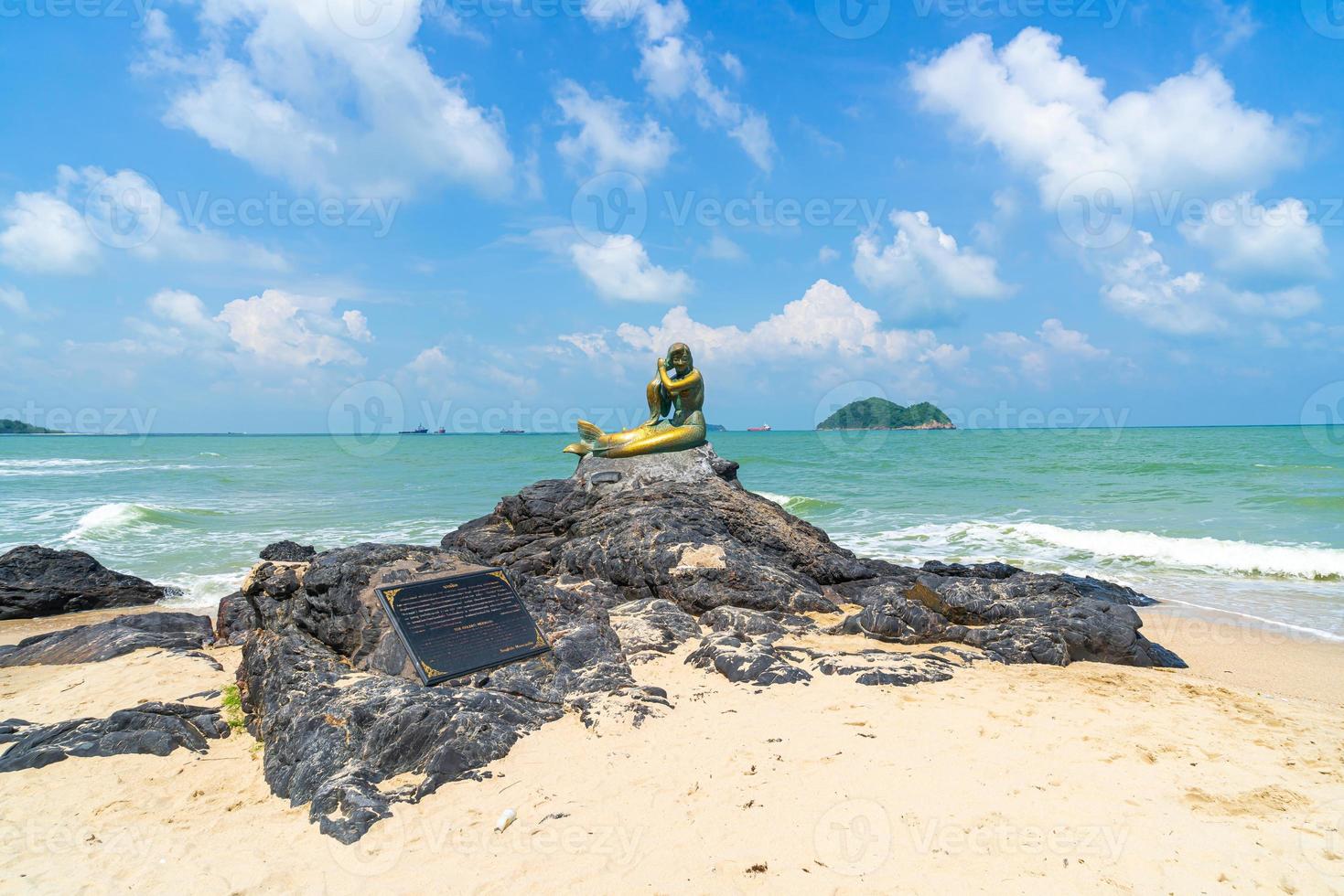 estátuas de sereia dourada na praia de samila. marco de songkla, na tailândia. foto