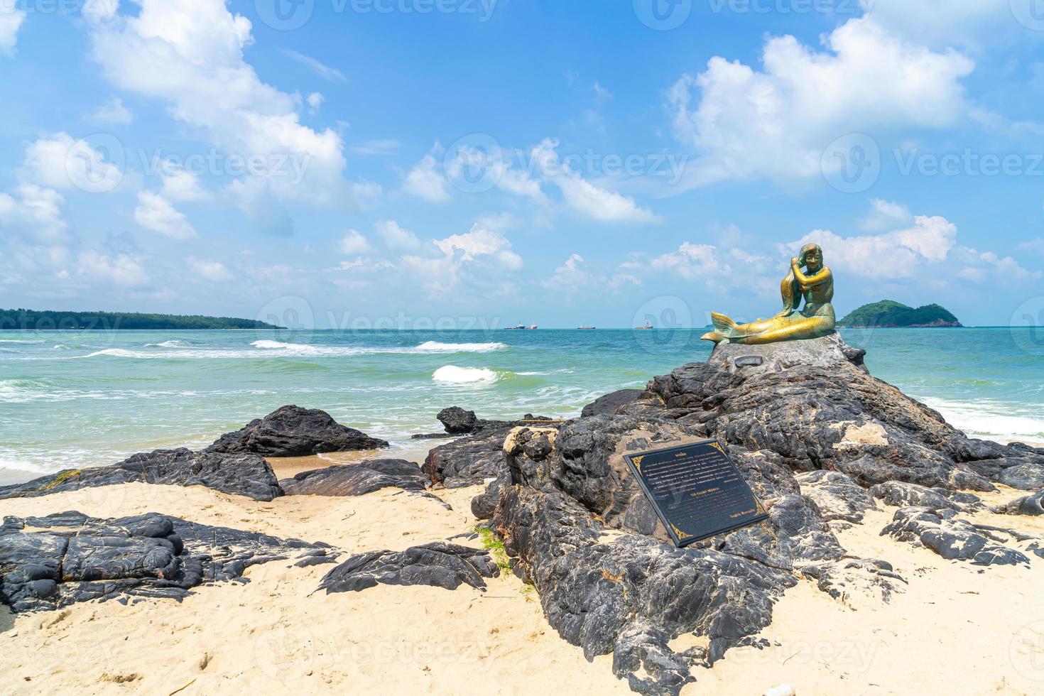 estátuas de sereia dourada na praia de samila. marco de songkla, na tailândia. foto