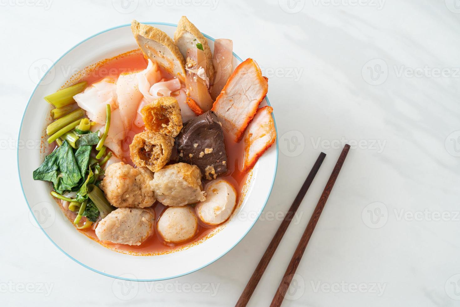 macarrão com almôndegas na sopa rosa ou yen ta quatro noodles no estilo asiático foto