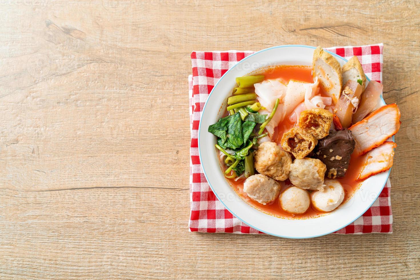 macarrão com almôndegas na sopa rosa ou yen ta quatro noodles no estilo asiático foto