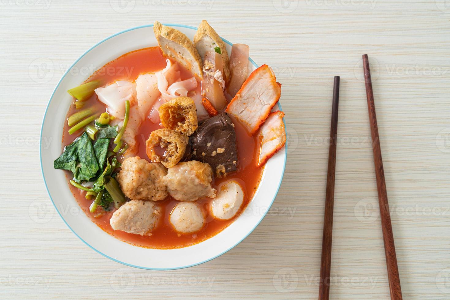 macarrão com almôndegas na sopa rosa ou yen ta quatro noodles no estilo asiático foto