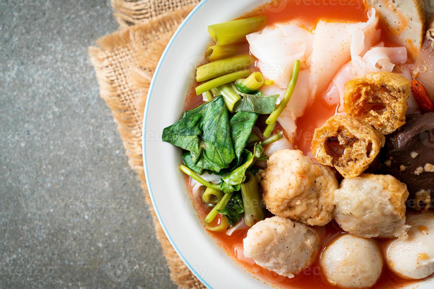 macarrão com almôndegas na sopa rosa ou yen ta quatro noodles no estilo asiático foto