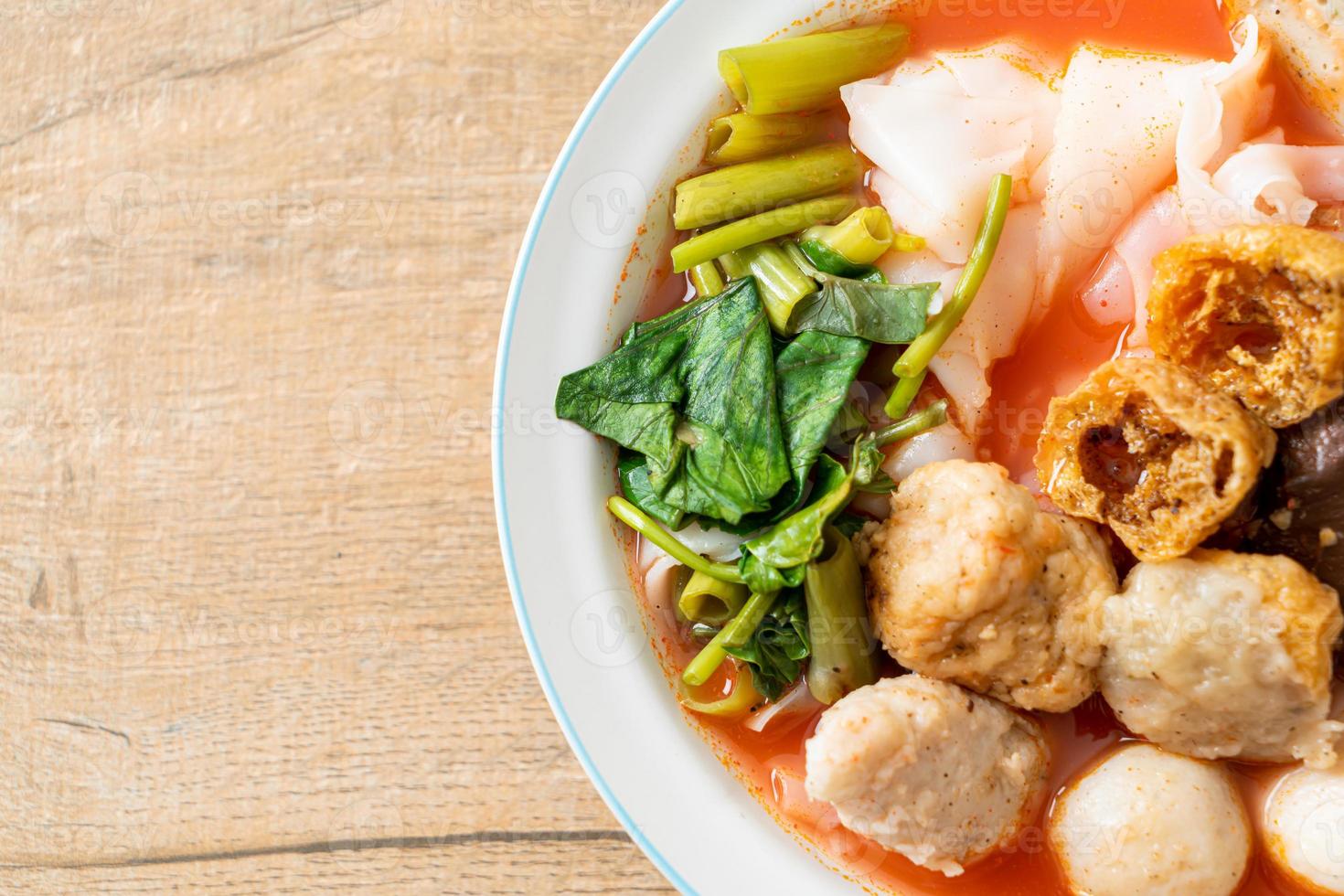 macarrão com almôndegas na sopa rosa ou yen ta quatro noodles no estilo asiático foto