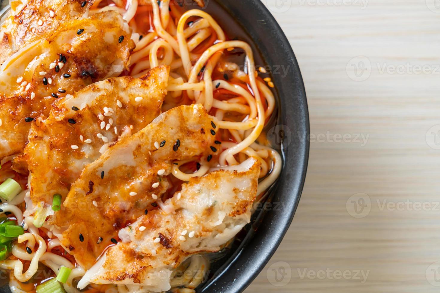 macarrão ramen com gyoza ou bolinhos de porco - comida asiática foto