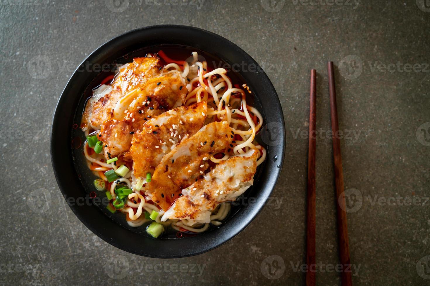 macarrão ramen com gyoza ou bolinhos de porco - comida asiática foto