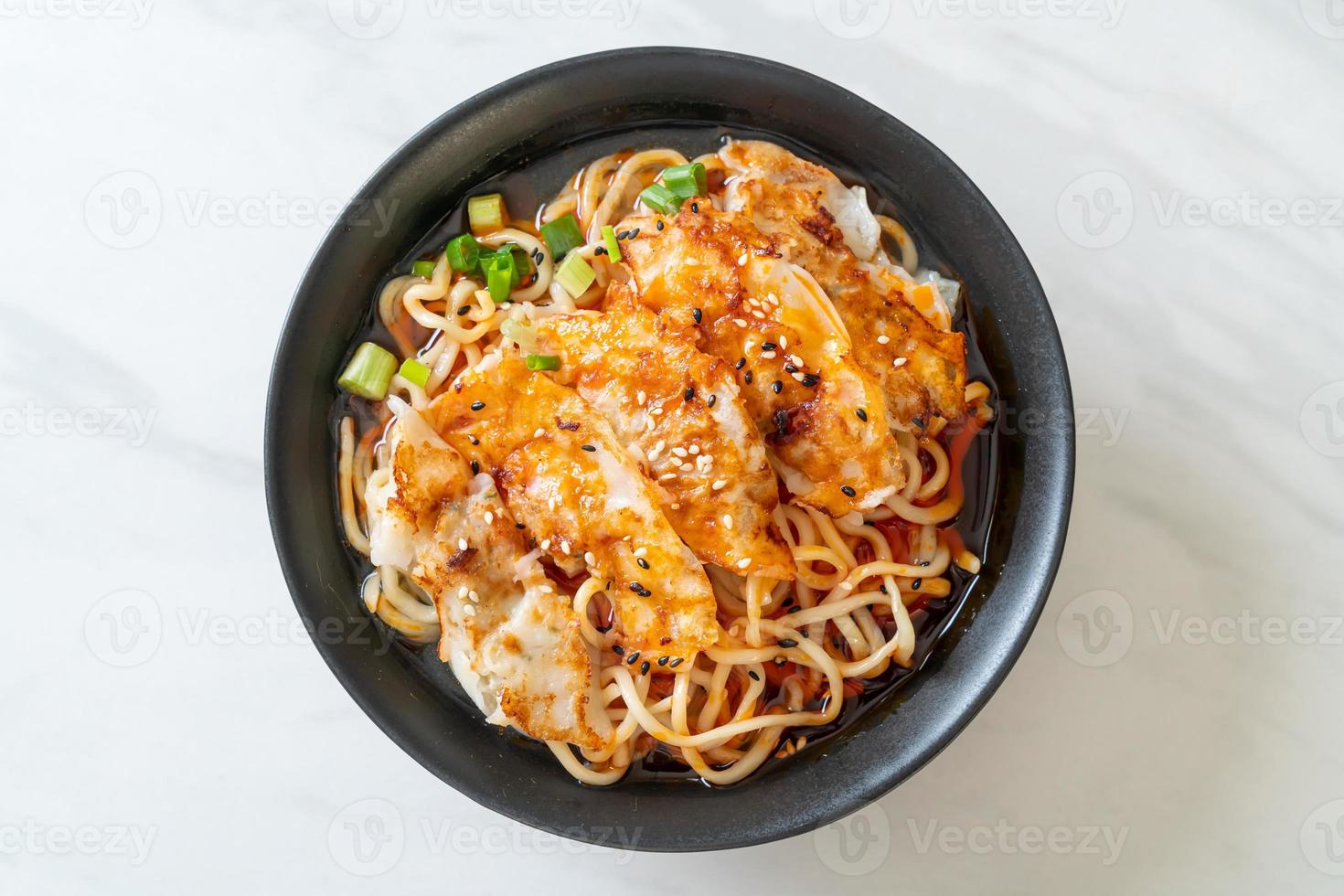 macarrão ramen com gyoza ou bolinhos de porco - comida asiática foto