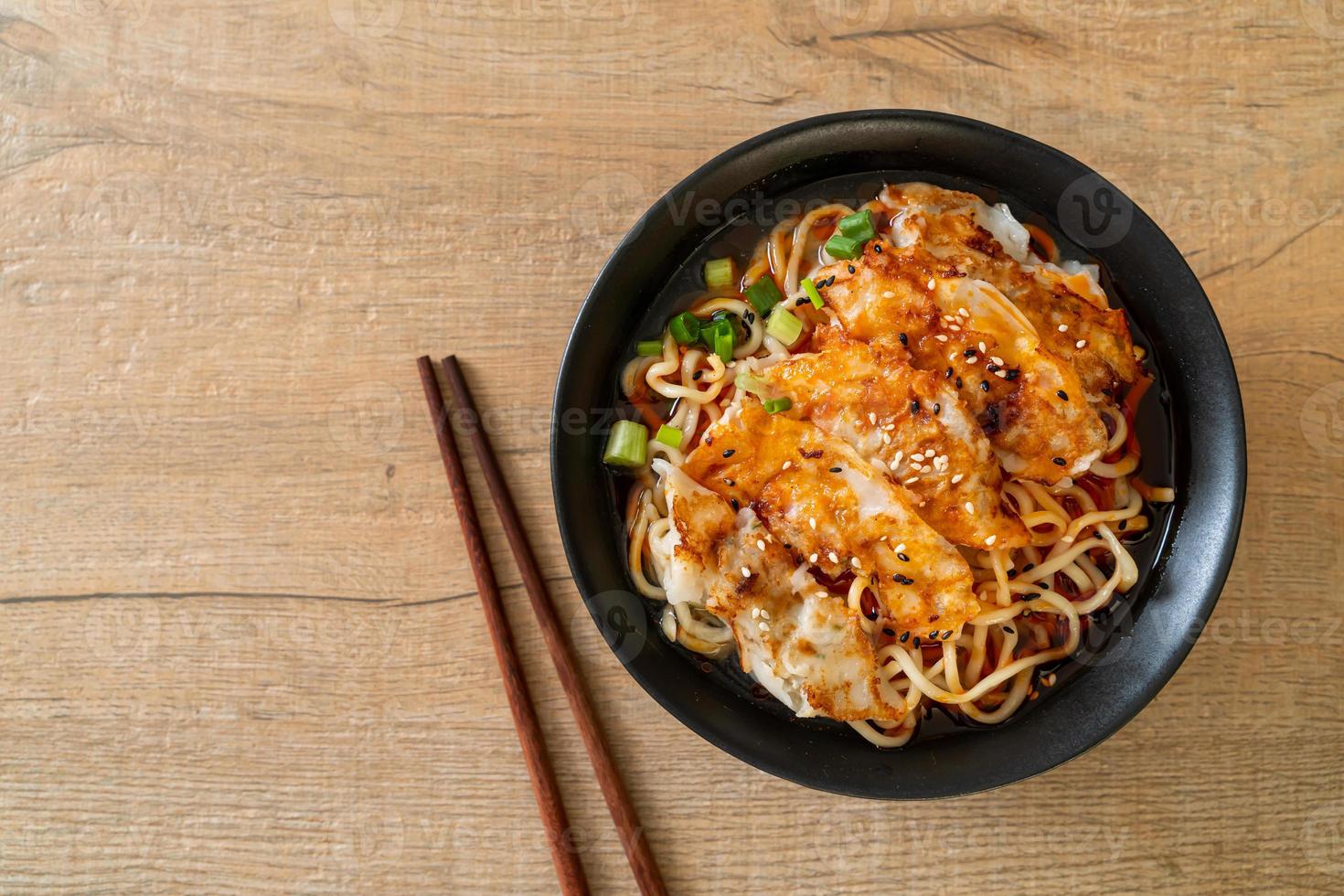 macarrão ramen com gyoza ou bolinhos de porco - comida asiática foto