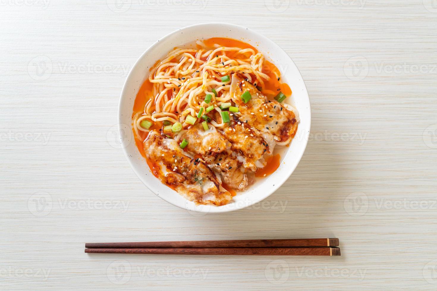 macarrão ramen com gyoza ou bolinhos de porco - comida asiática foto