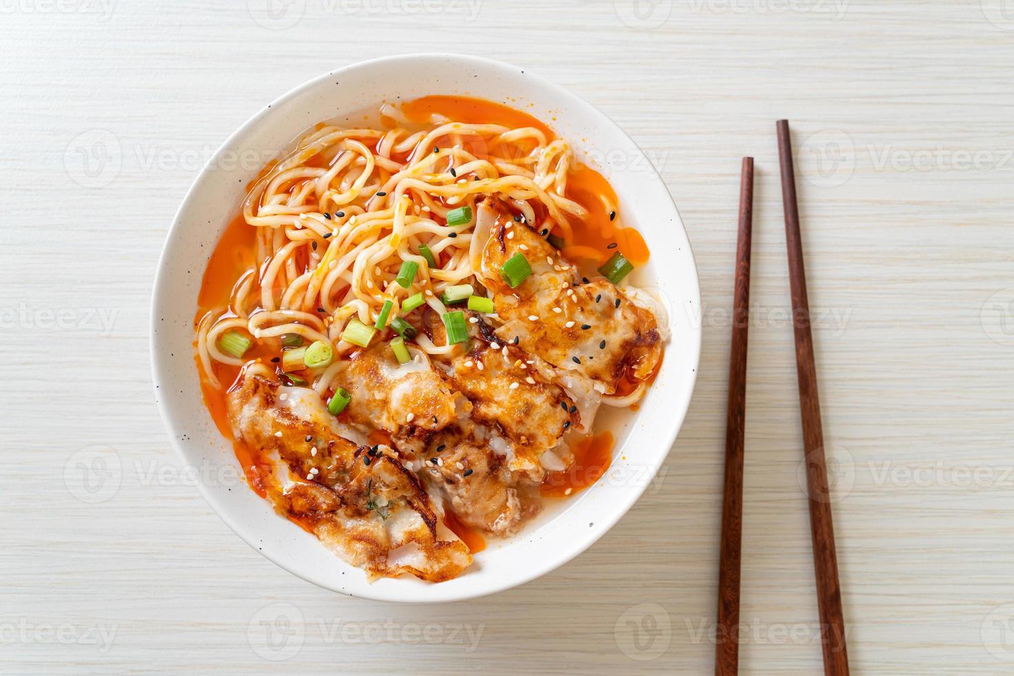 macarrão ramen com gyoza ou bolinhos de porco - comida asiática foto