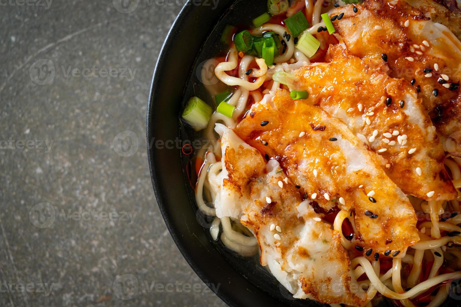 macarrão ramen com gyoza ou bolinhos de porco - comida asiática foto