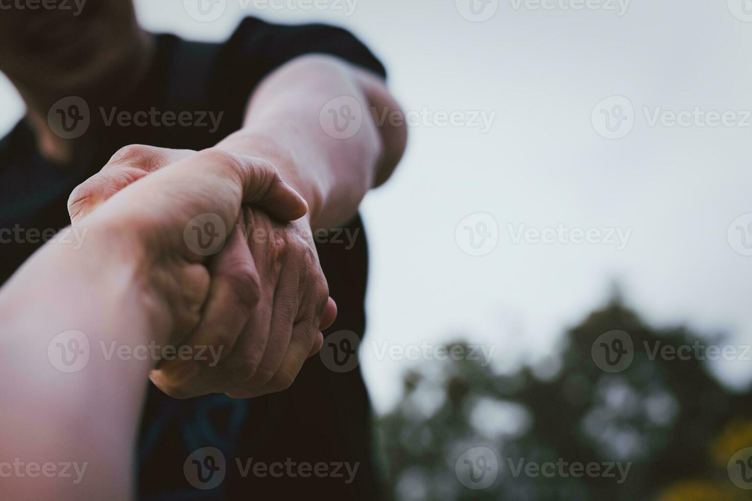 Socorro conceito mãos alcançando Fora para Socorro cada outro. foto