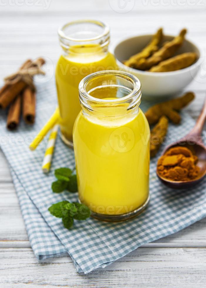 bebida com leite de açafrão amarelo. foto