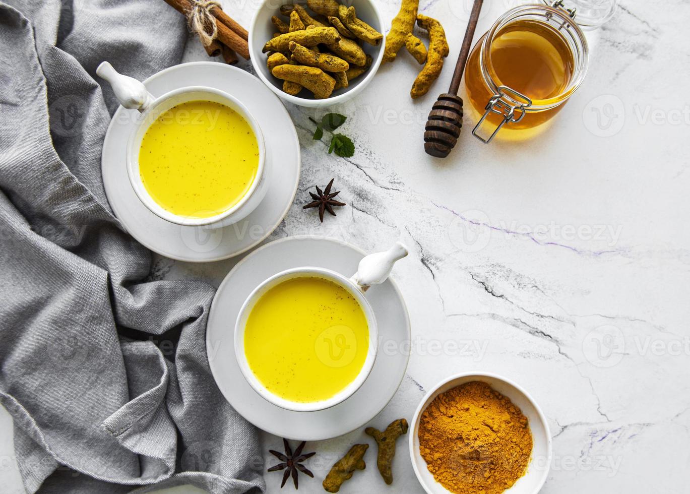 bebida com leite de açafrão amarelo. foto