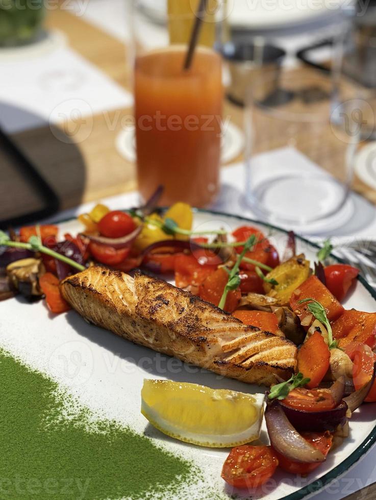 bife de salmão assado com guarnição de legumes foto