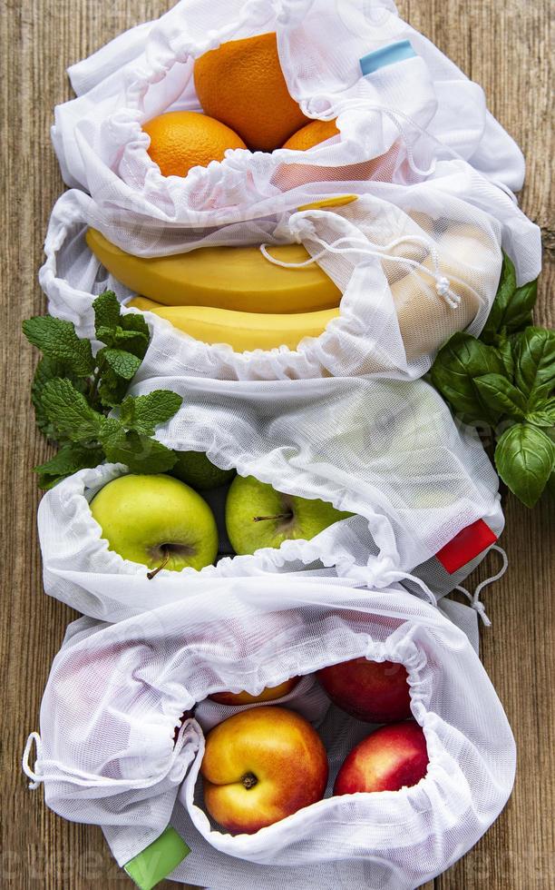 conceito de desperdício zero. sacos ecológicos com frutas. foto