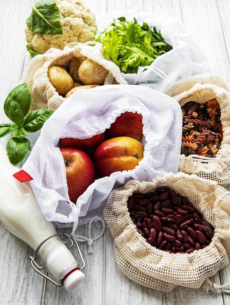 frutas e vegetais frescos em sacos de algodão ecológico foto