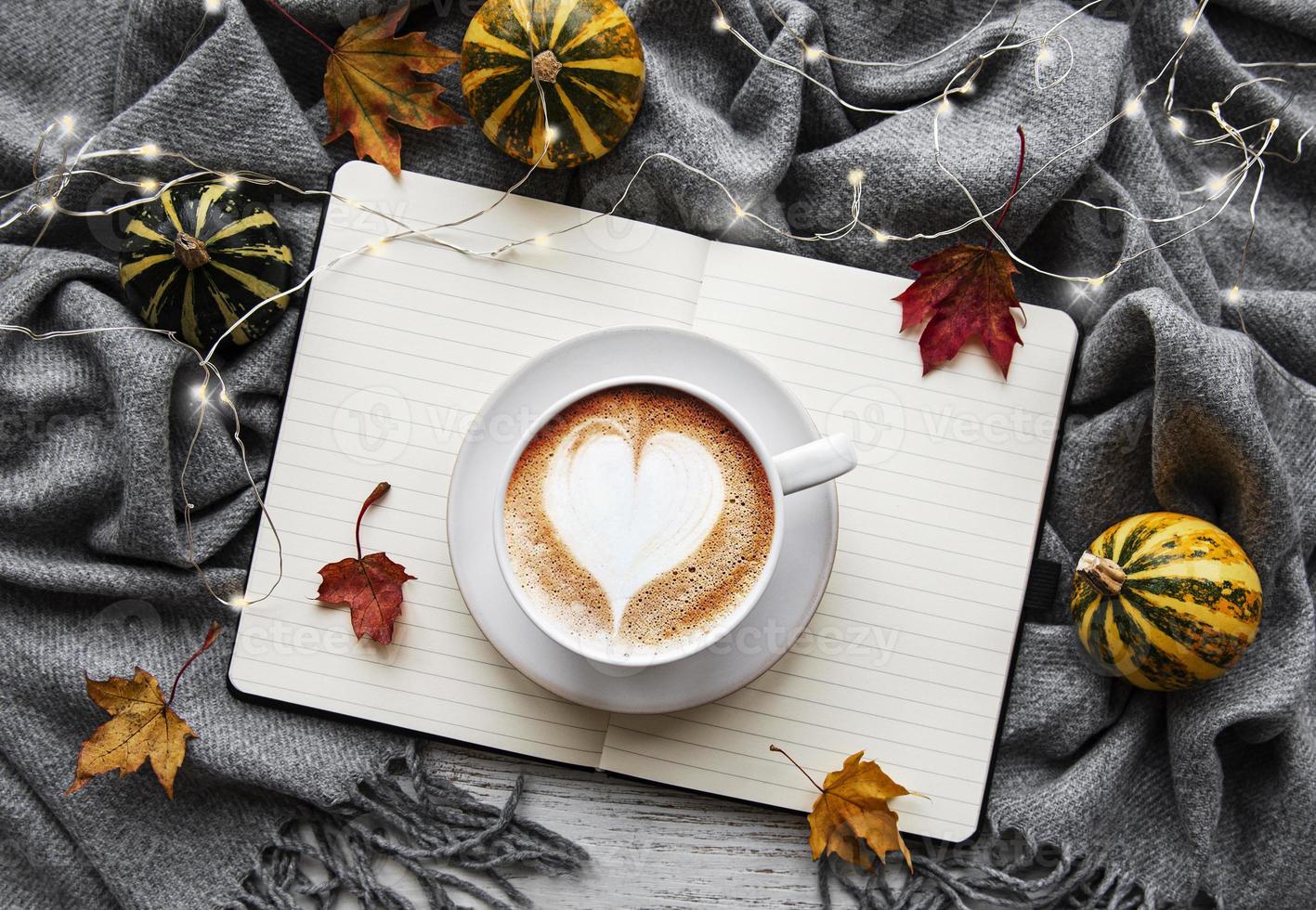 folhas de bordo, caderno, xícara de café e lenço. foto