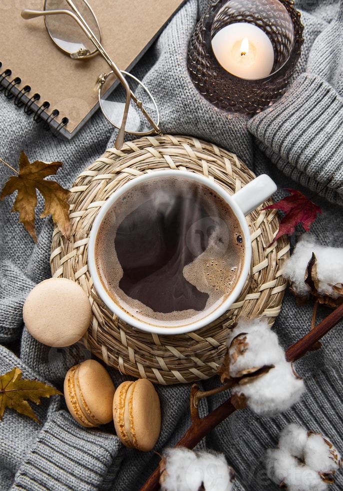 composição de outono linda e romântica com uma xícara de café foto