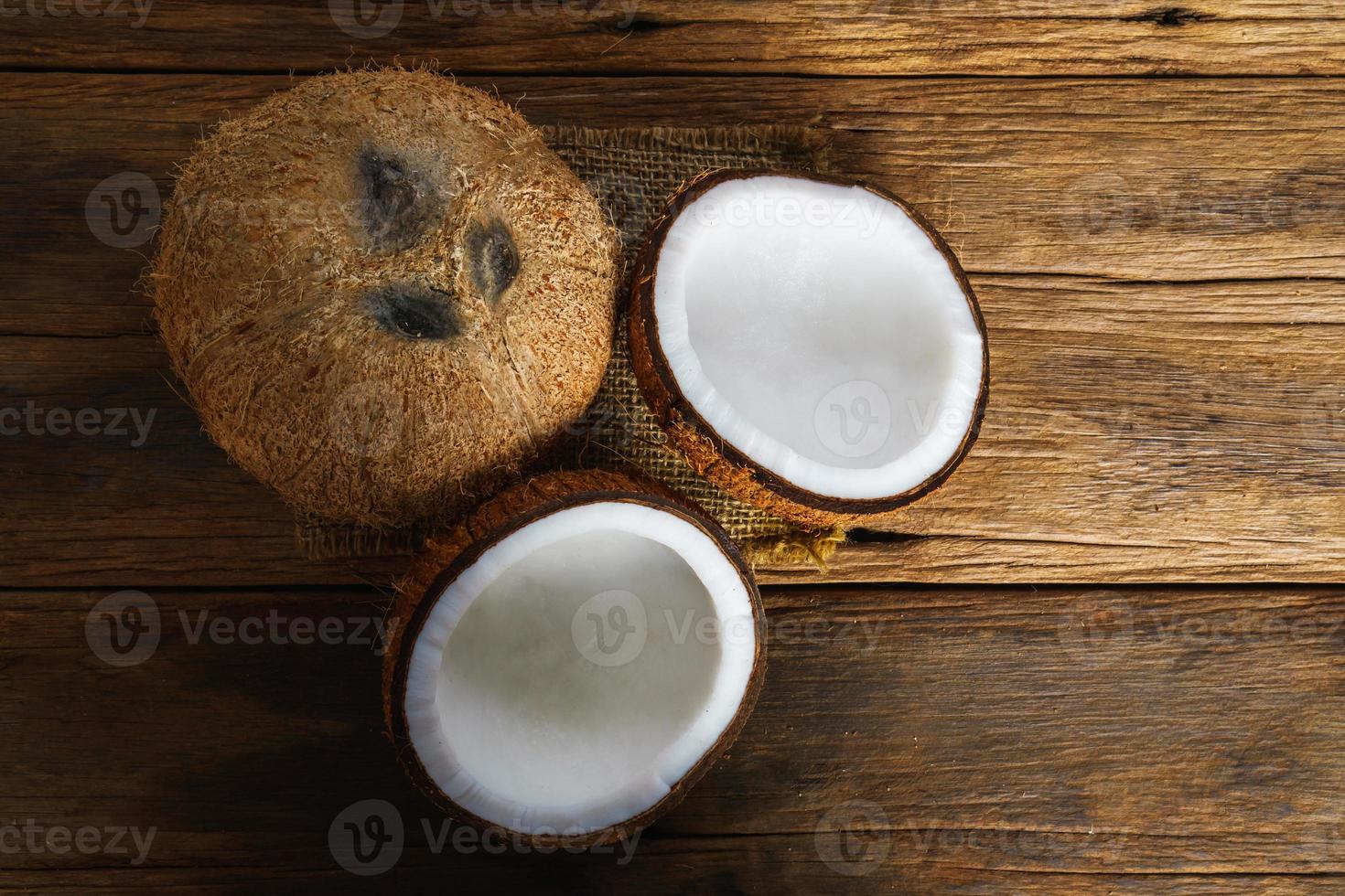 cocos frescos em fundo de madeira velho, vista superior de alimentos foto