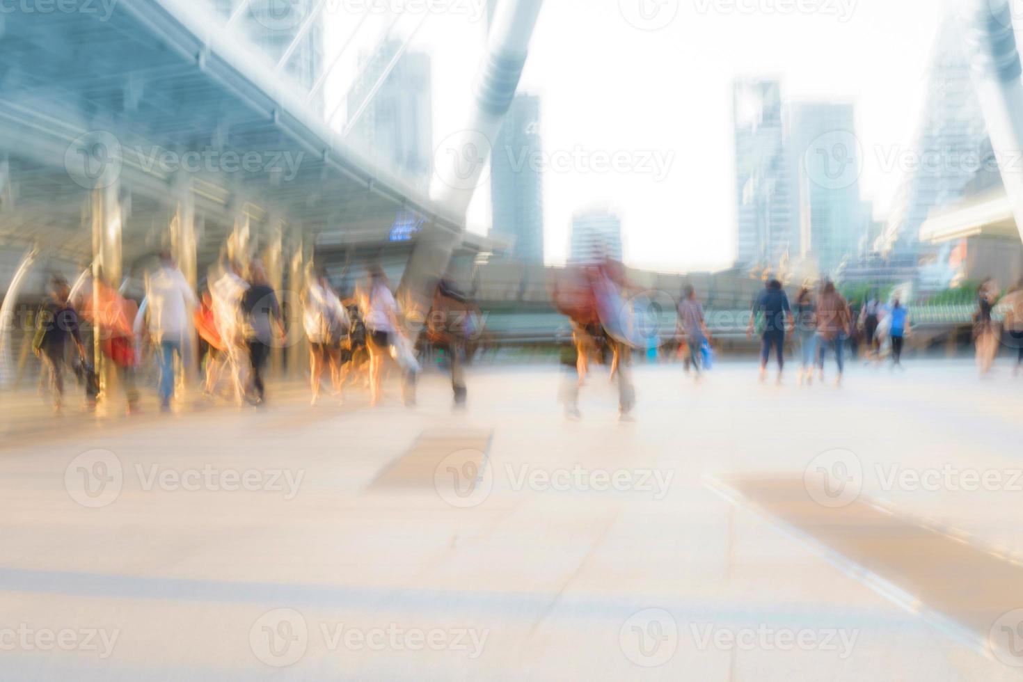 pessoas andando em movimento borrado na cidade foto