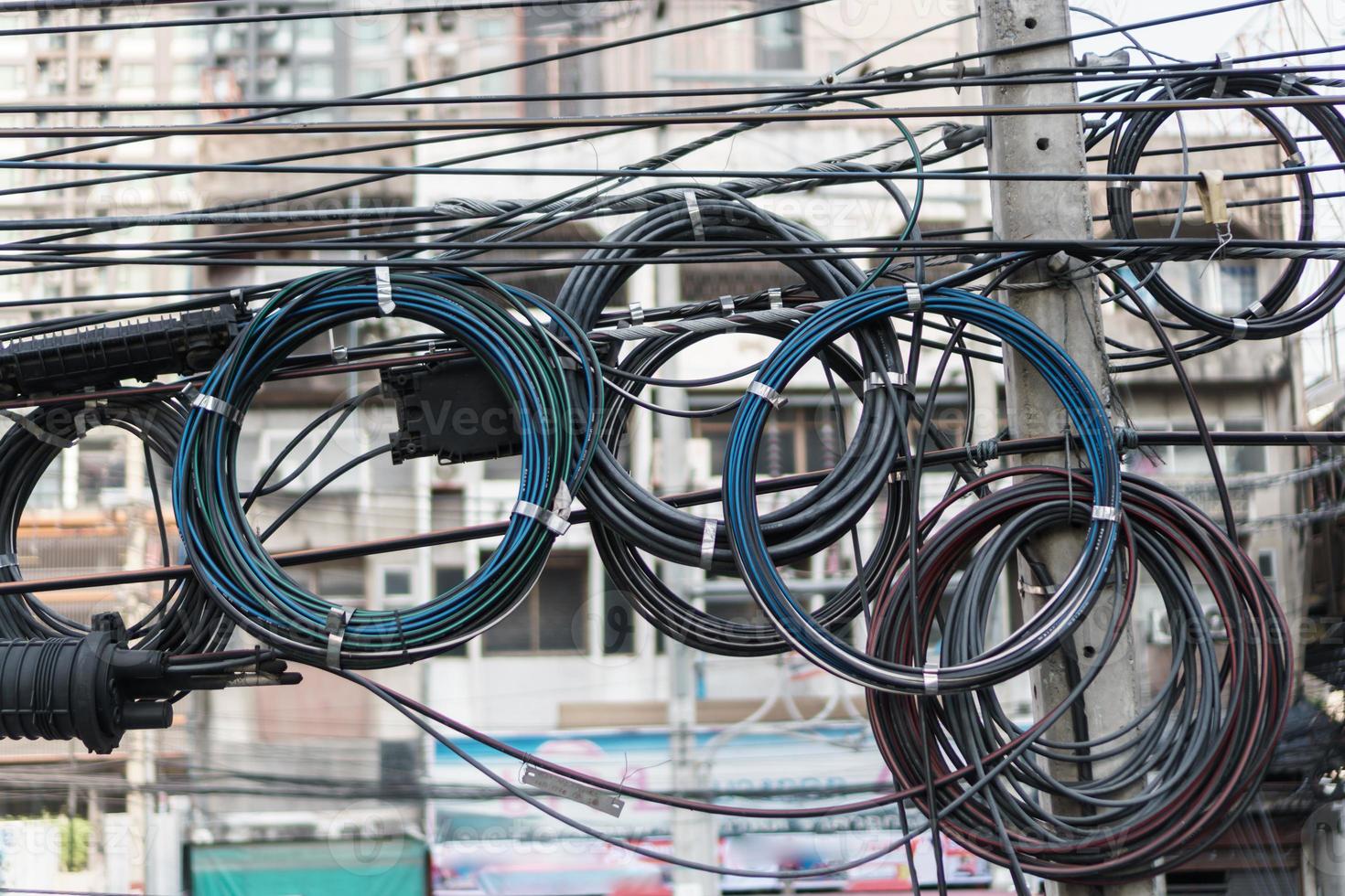 Emaranhado do cabo de alimentação nos postes de energia em Banguecoque, Tailândia foto