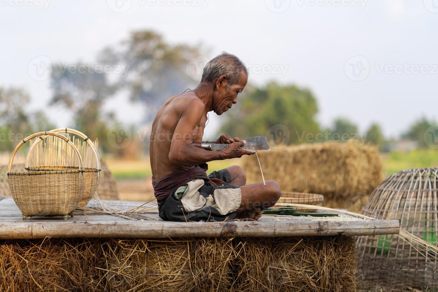 homem idoso e artesanato de bambu, estilo de vida dos habitantes locais na Tailândia foto