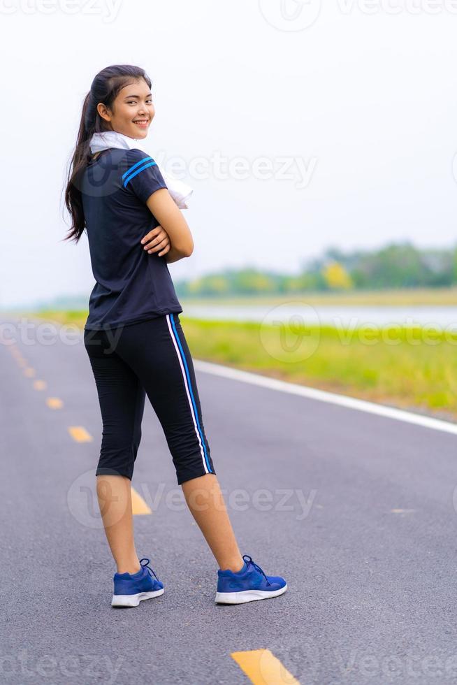 retrato de uma linda garota em roupas esportivas sorrindo durante o exercício foto