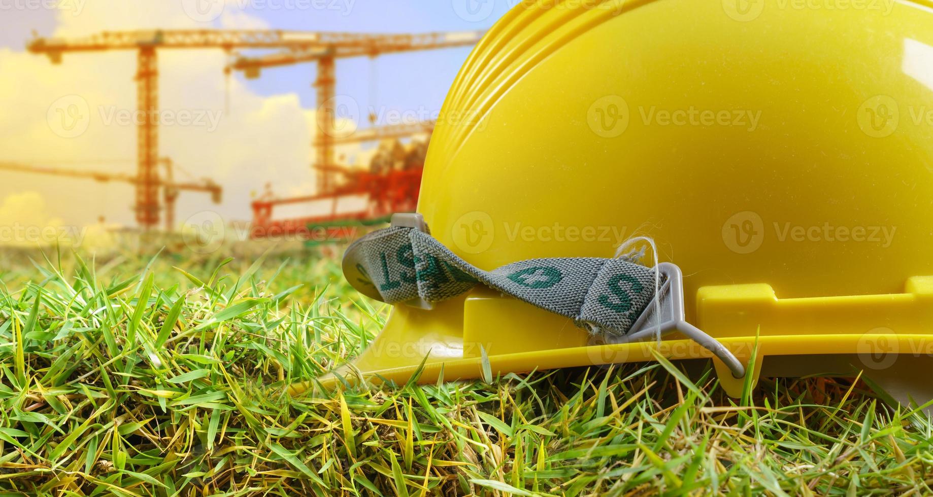 capacete amarelo e no canteiro de obras foto