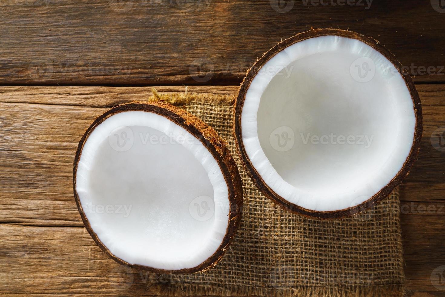 cocos frescos em fundo de madeira velho, vista superior de alimentos foto