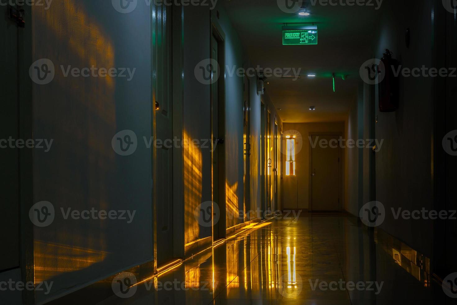 passarela no condomínio com iluminação de luz solar de fundo foto